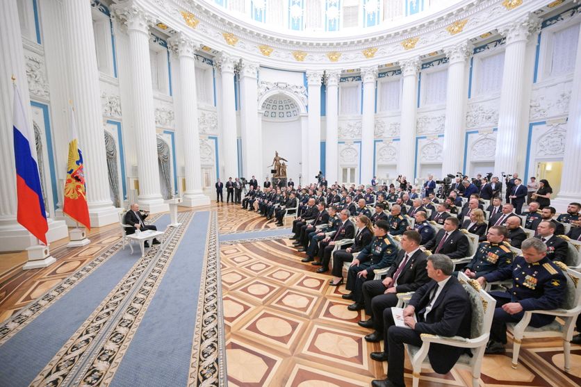 Russia's President Putin meets graduates of "Time of Heroes" educational program in Moscow Vladimir Poutine promeut les vétérans de la guerre en Ukraine dans l’administration