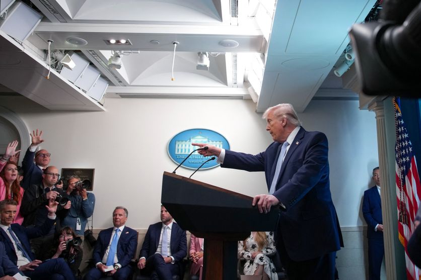 President Trump Holds News Conference With Military Officials On Mission To Rescue Downed Airman In Iran La décision américaine de réduire les visas pour journalistes étrangers