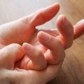 Comprendre les fourmillements dans les mains : causes et symptômes
