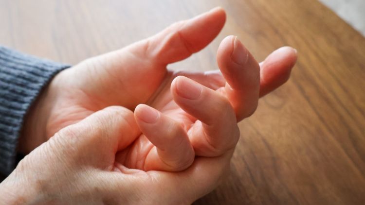ccdd8e5b-83d9-4bc6-a9b4-834e3a000c90 Comprendre les fourmillements dans les mains : causes et symptômes