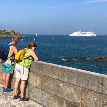 Les vacanciers profitent de la fraîcheur de Saint-Malo