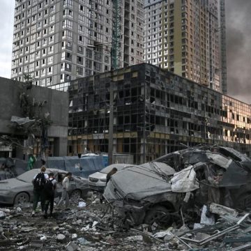 Bombardements à Kiev et tension en Crimée