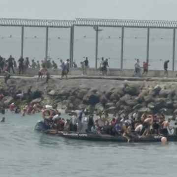 Entrée massive de migrants à Ceuta : une crise humanitaire et sociale