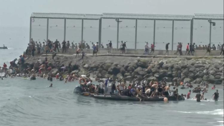 d2bf8b76-5af9-4b5b-aab3-606f7c07369f Entrée massive de migrants à Ceuta : une crise humanitaire et sociale