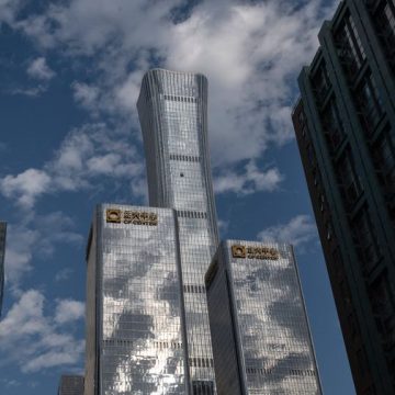 Tallest Building in Beijing Damaged By Small Aircraft Collision mortelle entre un avion de tourisme et la tour Citic à Pékin