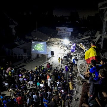 Palestinians watch FIFA World Cup final in Gaza Un match de football, symbole de tensions en Gaza