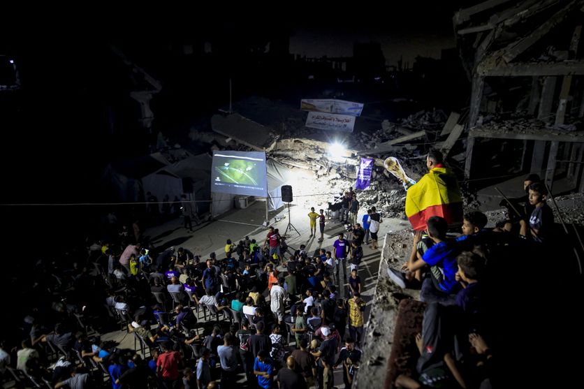 Palestinians watch FIFA World Cup final in Gaza Un match de football, symbole de tensions en Gaza