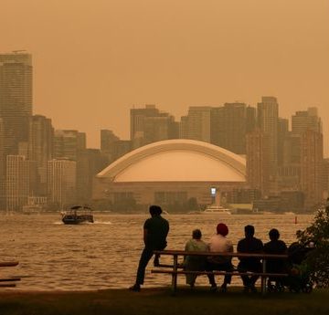Incendies massifs au Canada : un train encerclé par les flammes
