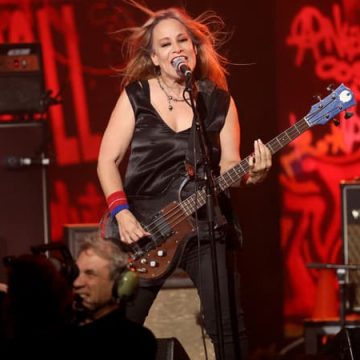 f978bc97-8f70-446d-9a79-ba9976e05748 Décès de Jennifer Finch, bassiste du groupe L7