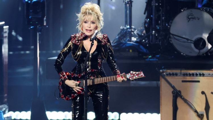 03480556-5c8c-47ea-b3e6-2dab9be42f1f Donald Trump rend hommage à Dolly Parton après son décès