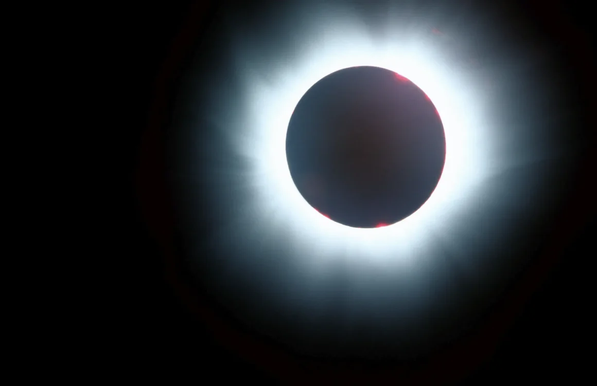 03f3b06f-21c3-4c62-ac8c-a619463ce9ce Pharmacies et opticiens en Lorraine face à une forte demande avant l’éclipse solaire