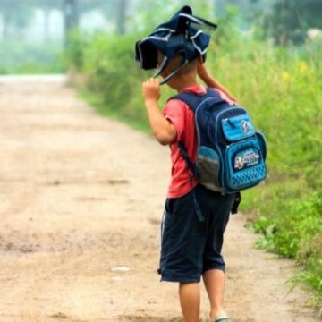 Un jeune garçon récompensé pour son honnêteté après avoir trouvé de l&rsquo;argent