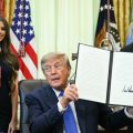 Trump signe un décret modifiant les recommandations vaccinales