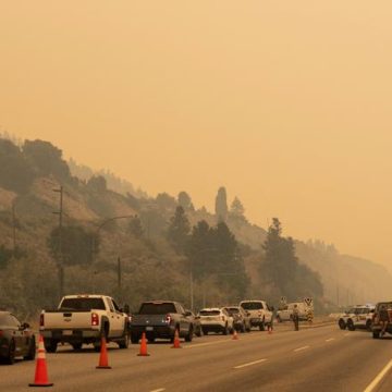 Feux de forêt en Colombie-Britannique : évacuations massives et état d&rsquo;urgence