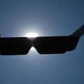 L&rsquo;achat massif de lunettes pour observer l&rsquo;éclipse solaire