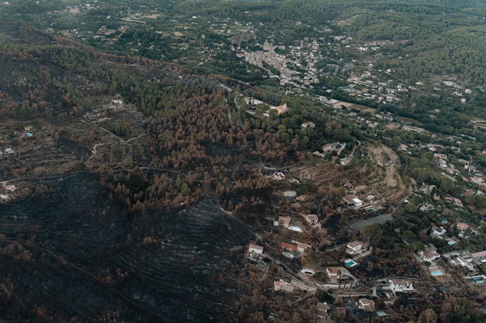 2316cb37-f990-4a09-8e43-06a452e1d213 De nombreux incendies et une forte canicule touchent le Sud de la France