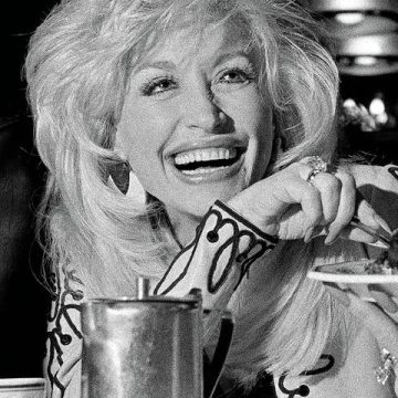 Hommage à Dolly Parton, défenseure des droits des queers