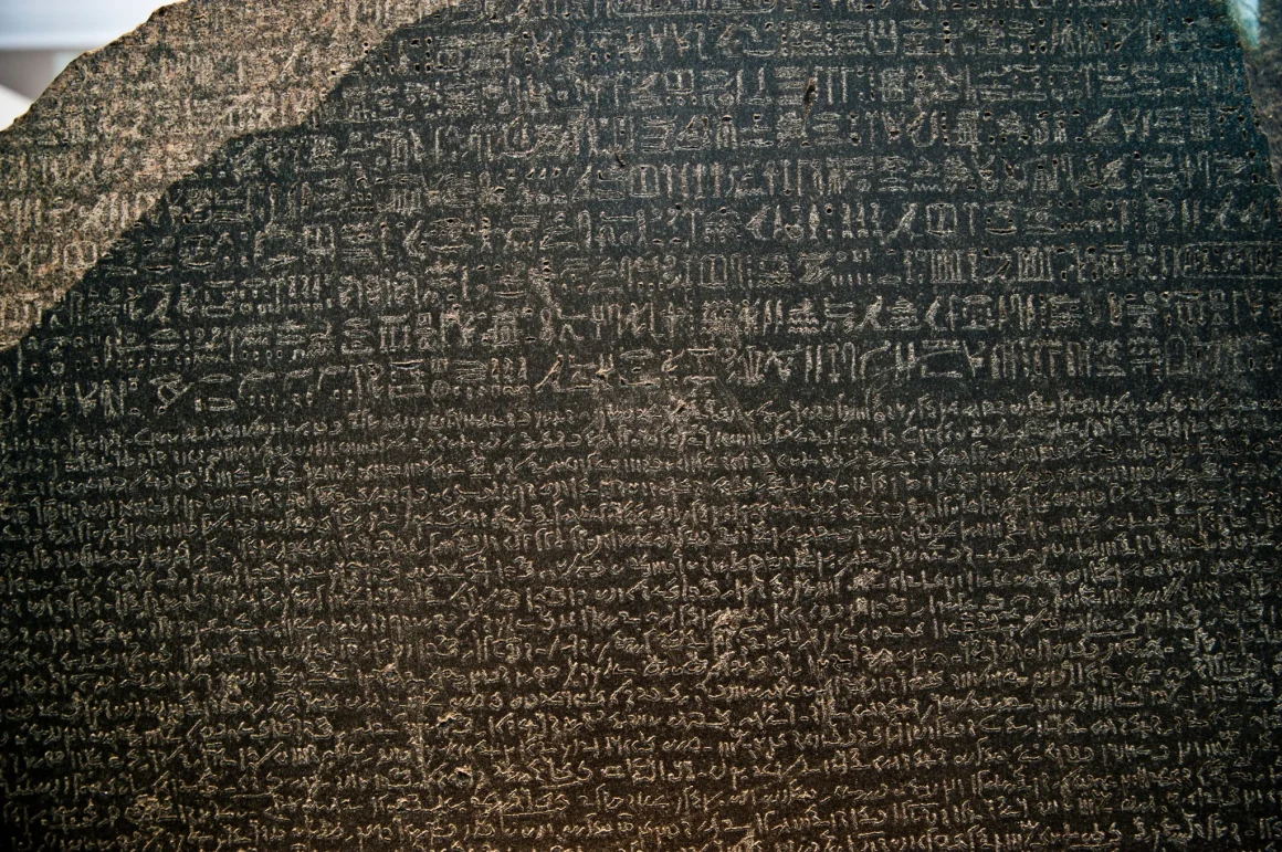 3ff5a6e3-33eb-4750-b59a-aa949fa9c904 L’électricité dans l’Égypte ancienne : mythe ou réalité ?