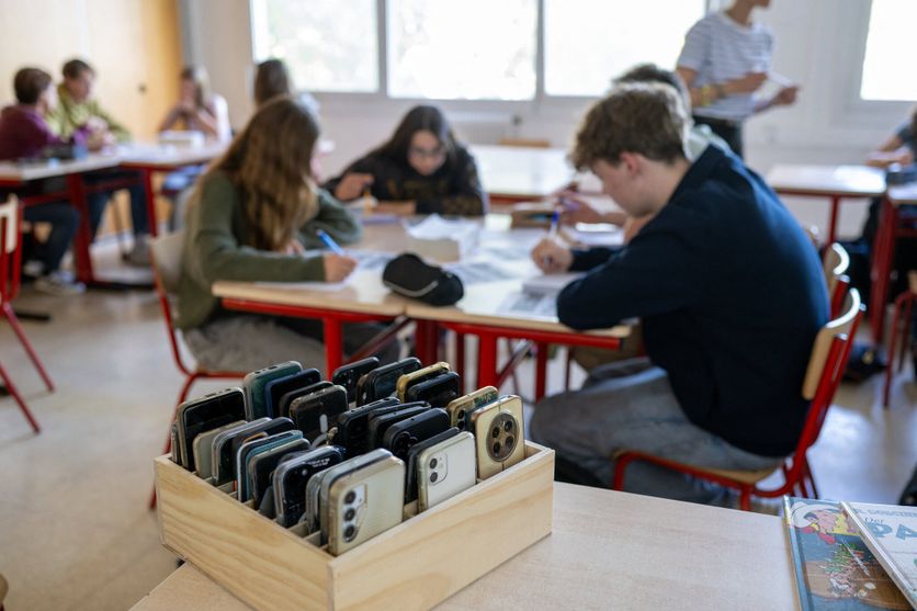 education - deconnexion Interdiction des téléphones portables au lycée à partir de septembre