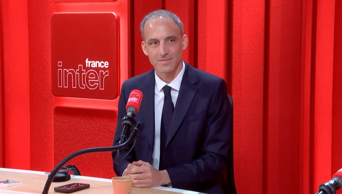 Les attaques de désinformation visant Raphaël Glucksmann et Édouard Philippe