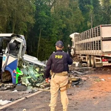 4e0bb139-4234-4850-ab1a-e325fa9f21a1 Accident mortel au Brésil : collision frontale entre un autobus et un camion