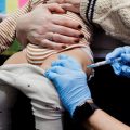 Nouvelles recommandations vaccinales aux États-Unis critiquées par l&rsquo;OMS