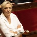 Marine Le Pen promet d&rsquo;adresser la dette française en tant que candidate présidentielle
