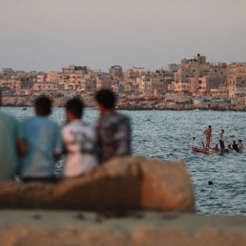 Displaced Palestinians seek relief along Gaza shore Evacuation de Palestiniens de Gaza vers la France en 2026