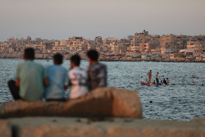 Displaced Palestinians seek relief along Gaza shore Evacuation de Palestiniens de Gaza vers la France en 2026