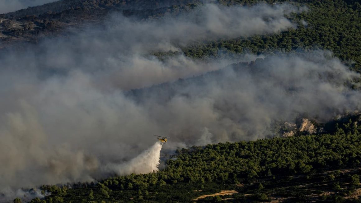 Incendies en Grèce: une situation difficile en raison des vents violents