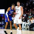 La Serbie affronte la France dans un duel de basketball captivant