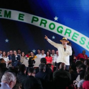 Lula face à Flavio Bolsonaro pour la présidence du Brésil