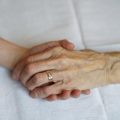 La France adopte le droit à l&rsquo;aide à mourir