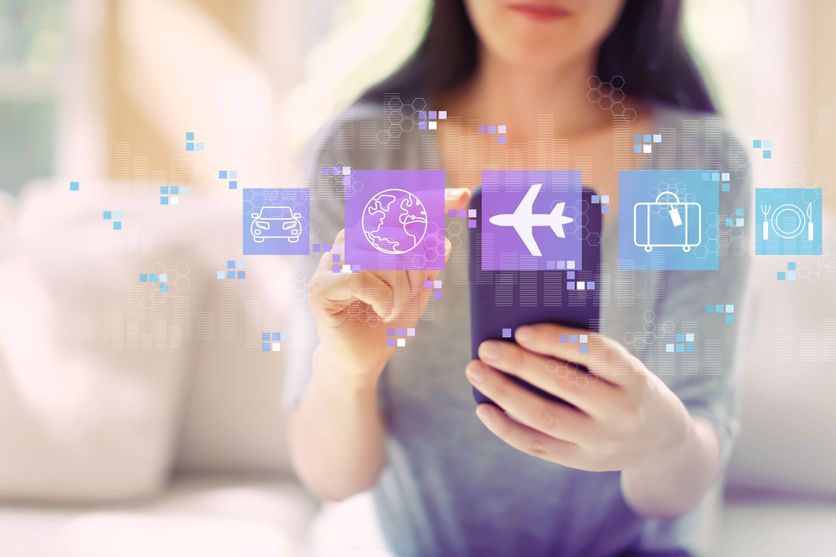 Airplane travel theme with woman using a smartphone L’impact de l’intelligence artificielle sur l’organisation des voyages