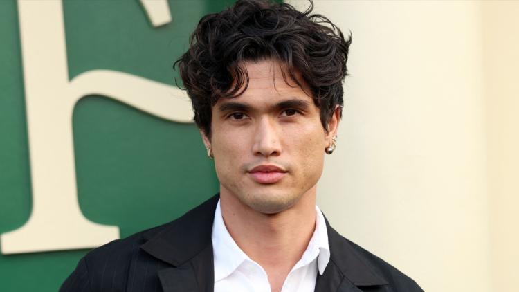 7f8fe9db-1999-4f50-a555-36136ac3cc14 Charles Melton : Un Acteur en Ascension