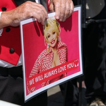 86ae7690-a571-49c8-a26d-2cc08df563d3 Hommage à Dolly Parton : Une Nation Unifiée par la Perte d’une Icône