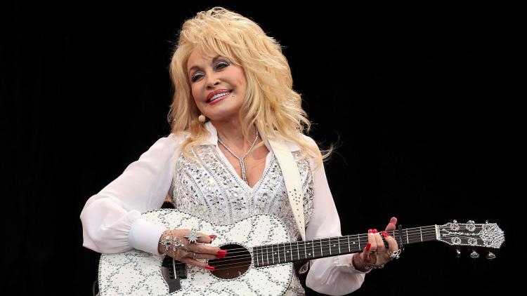 8fc2ce3a-80aa-4ed3-a693-eb02e6b814f3 Décès de Dolly Parton, icône de la musique country