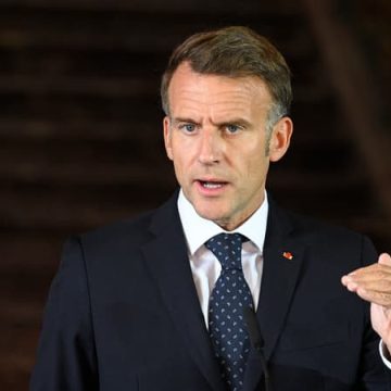 90e4c856-6921-4e22-9543-cf753a7546e2 Emmanuel Macron rencontre des maires et des pompiers après les incendies