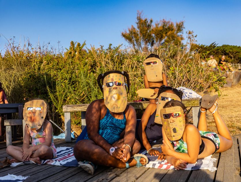 FRANCE-SAINT-MALO-CHILDREN-ECLIPSE-MASKS-GLASSES Une éclipse solaire totale en Europe attire les foules