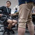 La campagne vestimentaire décontractée à Tokyo face aux critiques