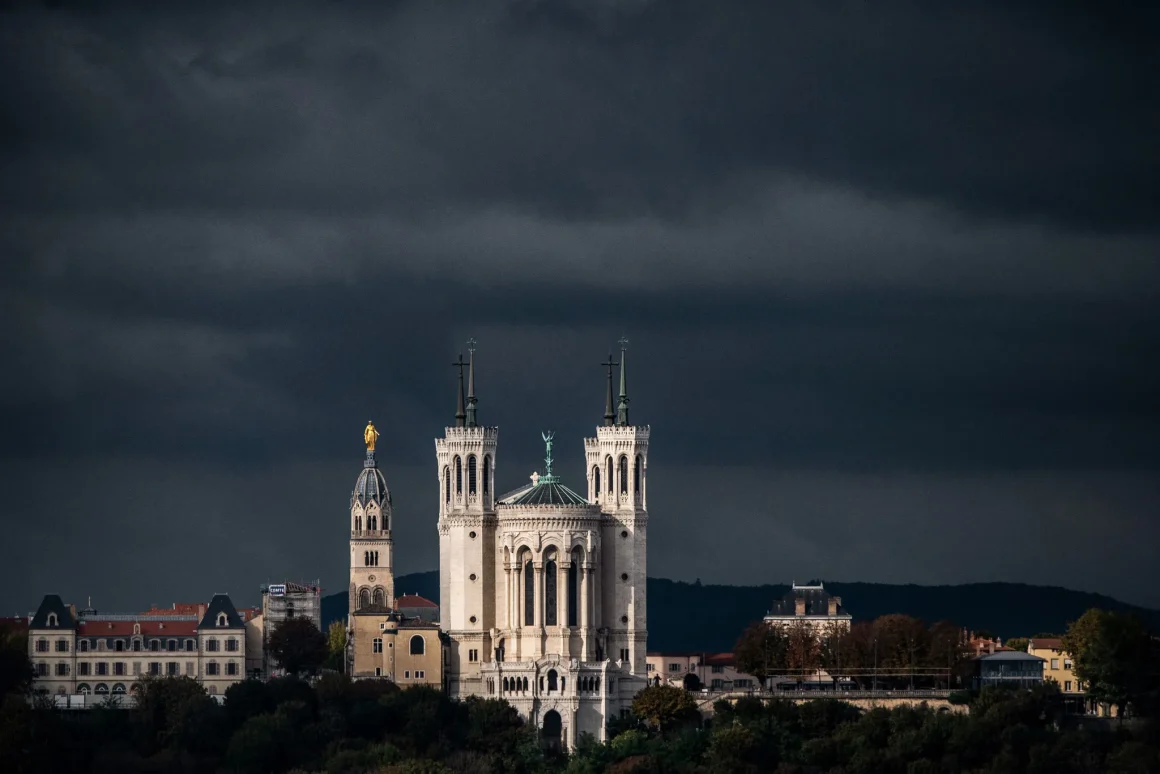 Violences politiques à Lyon : éclairage sur l&rsquo;affrontement tragique