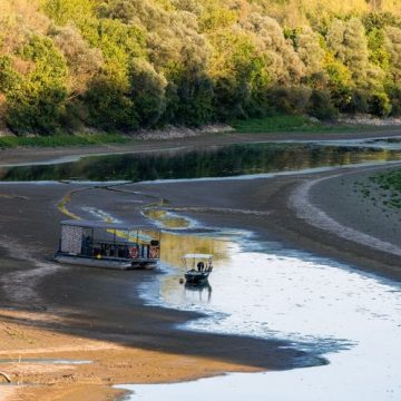 Danube River drops to record lows amid summer drought Sécheresse du Danube : Reportage à Visegrad