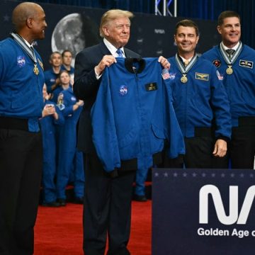 Donald Trump décore les astronautes de la mission Artémis II au Centre Spatial Johnson