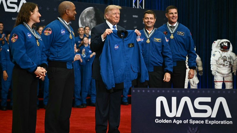 c19729c3-d603-449c-8f64-2530f5310bc4 Donald Trump décore les astronautes de la mission Artémis II au Centre Spatial Johnson