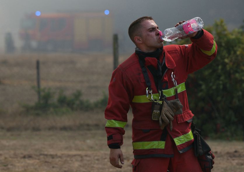 FRANCE-ENVIRONMENT-CLIMATE-WEATHER-WILDFIRE Le combat des pompiers contre le mégafeu en Gironde