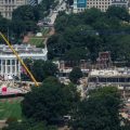 Donald Trump Défie la Justice pour une Salle de Bal à la Maison Blanche