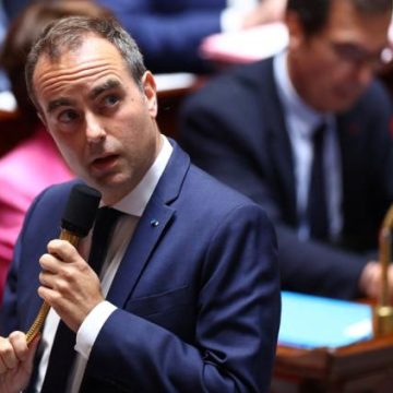 Sébastien Lecornu en Gironde : visite critiquée pour la reconstruction après le mégafeu