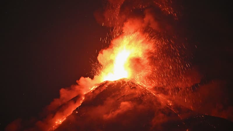 ec24bcf5-e38b-4bc4-9552-02a1e8d43176 Le Volcan Fuego au Guatemala en Éruption : Alerte Orange Déclarée