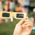 Recycler les lunettes d&rsquo;éclipse : un défi après le phénomène astronomique