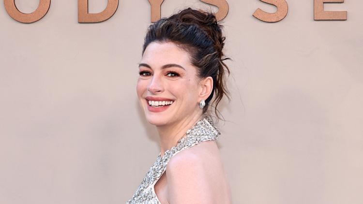 f1688441-9ca0-4de7-a1f6-628de0a2151c Anne Hathaway : De Harley Quinn à Catwoman et Sa Réinvention à Hollywood
